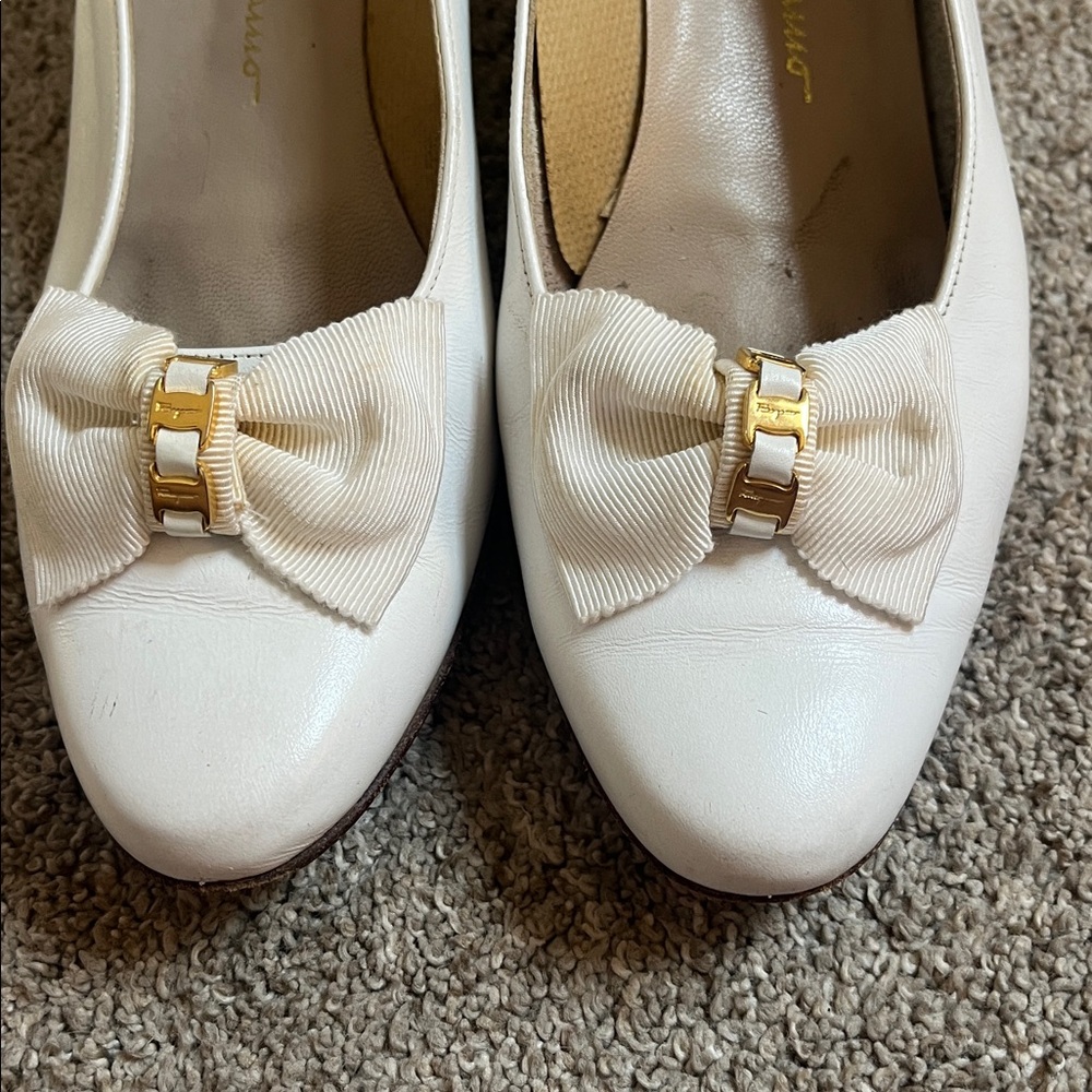 Vintage Salvatore Ferragamo White Bow Pumps with Gold Accent - Picture 3 of 16